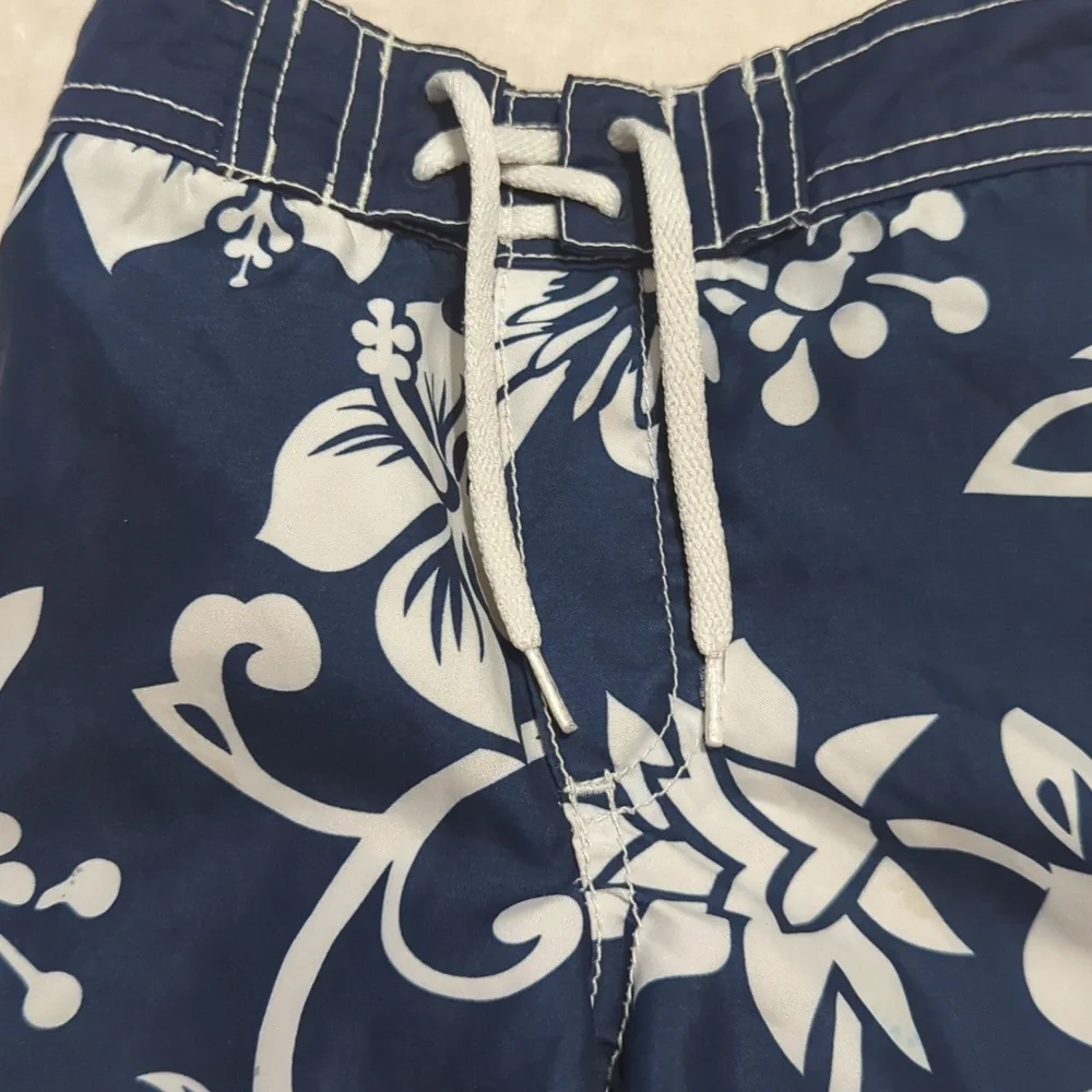 Old Navy boys Navy Blue And WhiteHawaiian Flowers Print Size 2T swim trunks